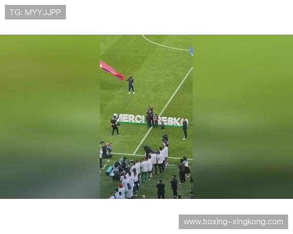 足球场球星感动瞬间安慰泪洒看台球迷深情互动温暖全场